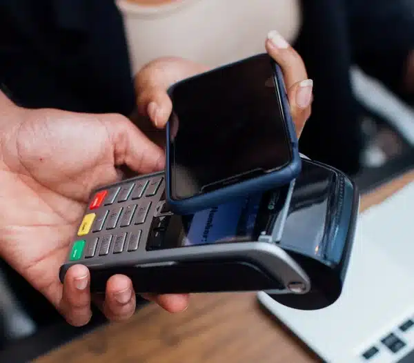 Micros POS systems support contactless payments via Apple Pay.