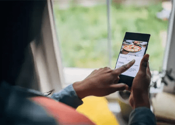 mobile app Customer browsing restaurant menu and placing order on mobile app